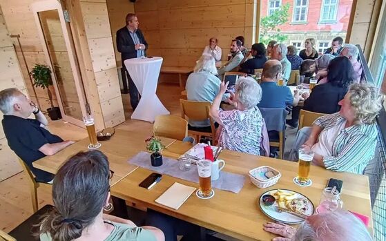 Engagierte Genoss*innen diskutierten in der Spezerei Gundelsheim über den Ausgang der Europawahl